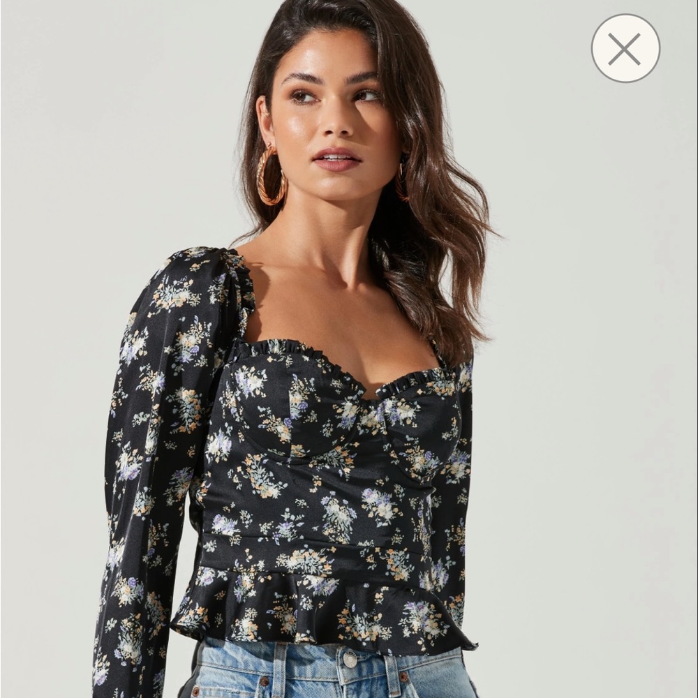 ASTR the Label LONG SLEEVE SWEETHEART CINCH BUST FLORAL TOP. Size S.